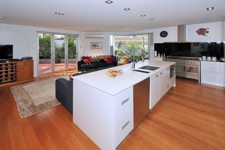 Photo of property in 34a Ocean View Road, Milford, Auckland, 0620