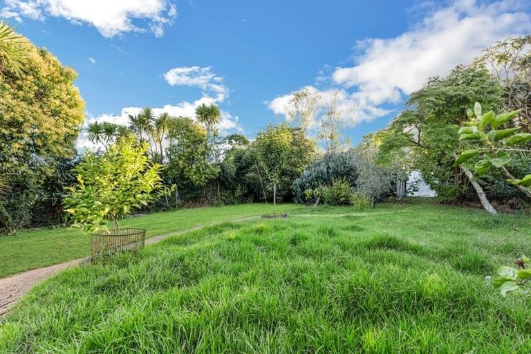 Photo of property in 1 Tiki Street, New Lynn, Auckland, 0600