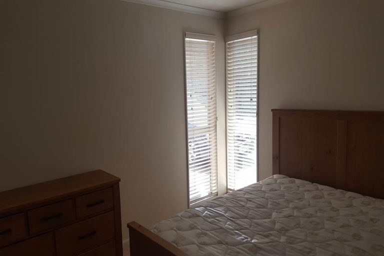 Photo of property in 10 Piper Place, Goodwood Heights, Auckland, 2105