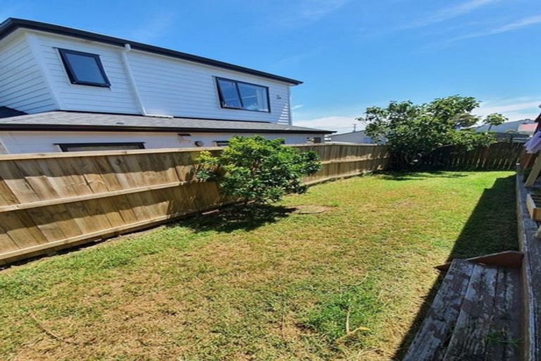 Photo of property in 2/1 Bamboo Grove, Kelston, Auckland, 0602