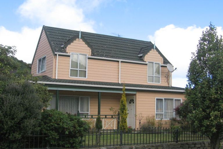 Photo of property in 6 Parsons Glen, Karori, Wellington, 6012