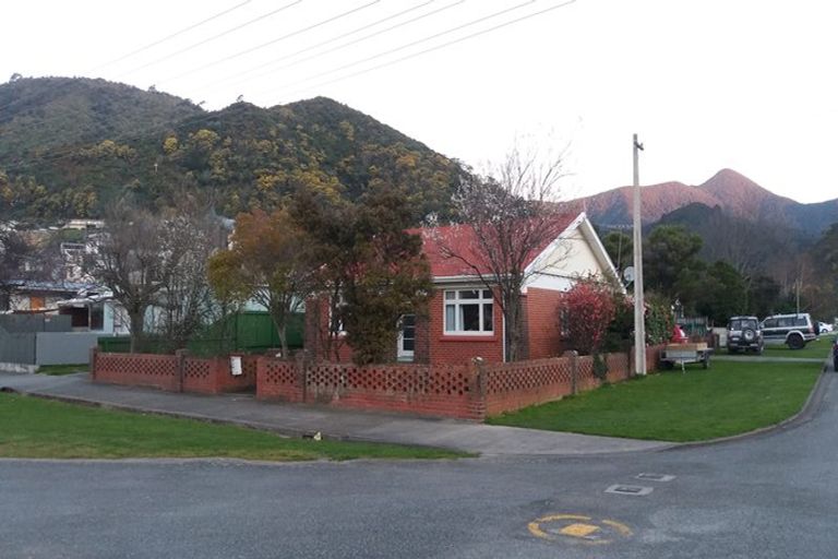 Photo of property in 64 Broadway, Picton, 7220