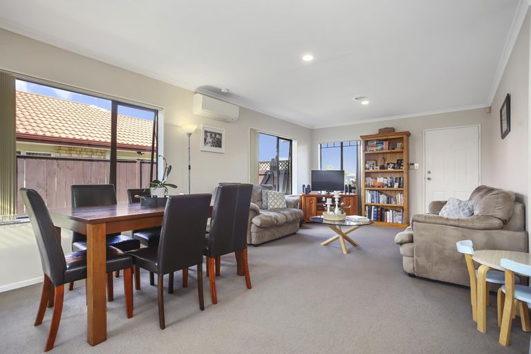 Photo of property in 16 Stellata Court, Randwick Park, Auckland, 2105