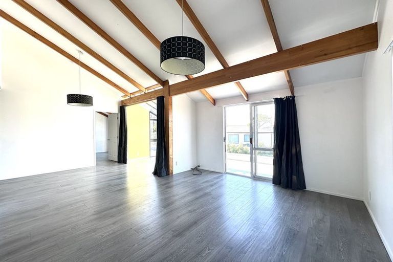 Photo of property in 195 West Harbour Drive, West Harbour, Auckland, 0618