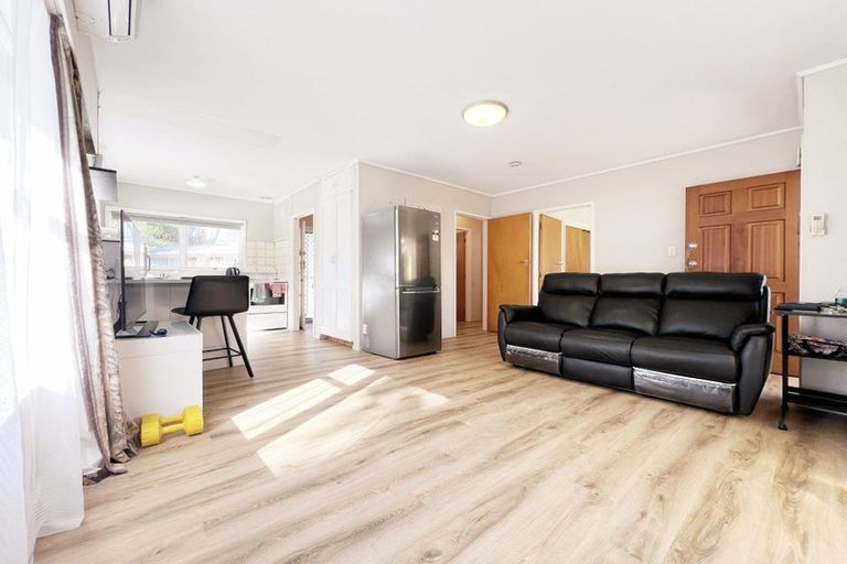 Photo of property in 2/53 Ayton Drive, Totara Vale, Auckland, 0629