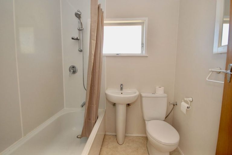 Photo of property in 2/321 Wairau Road, Totara Vale, Auckland, 0627