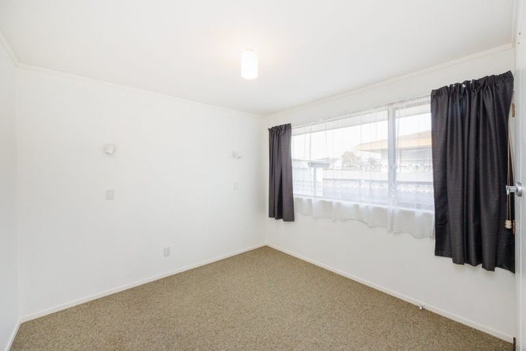 Photo of property in 2b Droylsden Place, Palmerston North, 4410