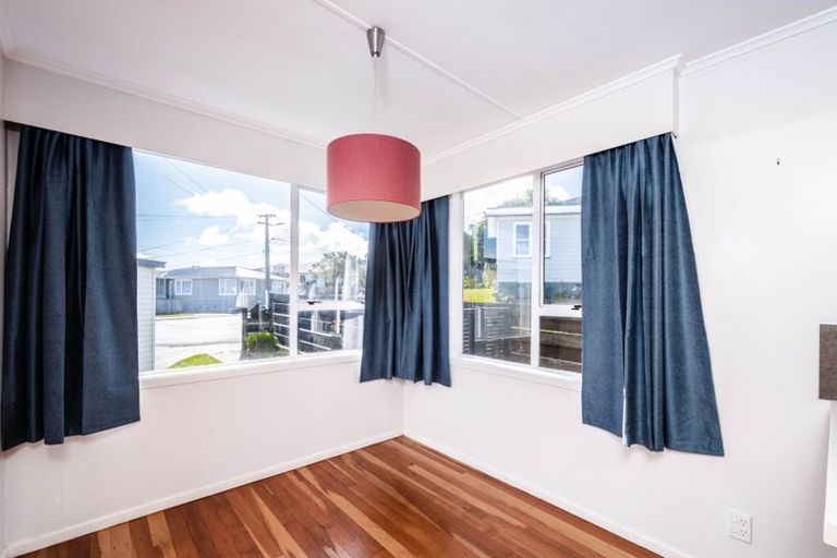 Photo of property in 27 Brooker Grove, Newlands, Wellington, 6037