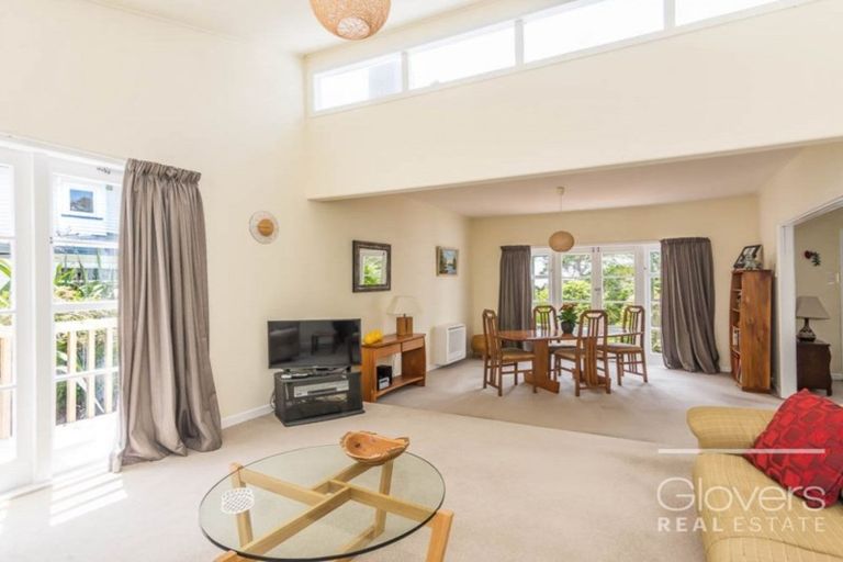Photo of property in 8 Tawini Road, Titirangi, Auckland, 0604