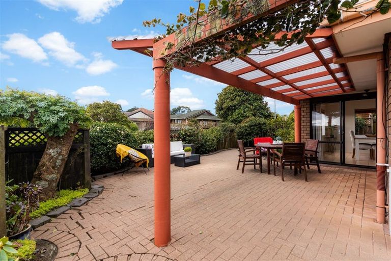 Photo of property in 14 West Fairway, Golflands, Auckland, 2013