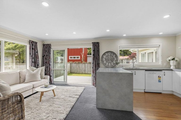 Photo of property in 60 Airlie Road, Plimmerton, Porirua, 5026