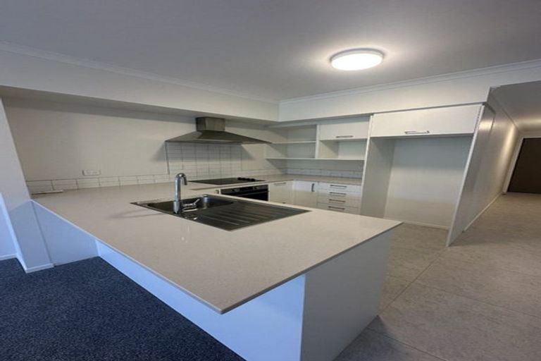 Photo of property in 27 Manarini Road, Westgate, Auckland, 0614