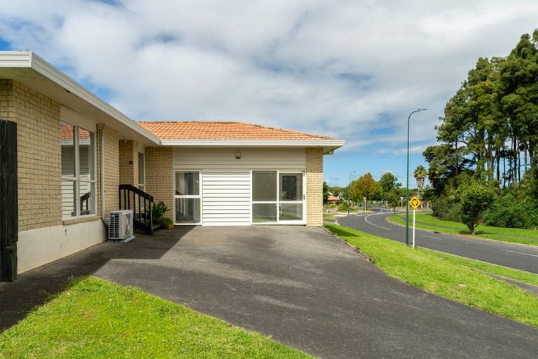 Photo of property in 44 De Havilland Drive, Goodwood Heights, Auckland, 2105