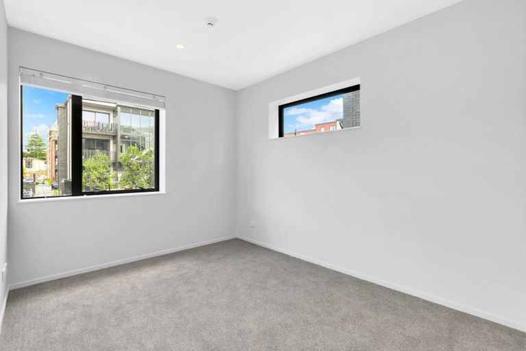 Photo of property in 1/25g Potter Avenue, Northcote, Auckland, 0627