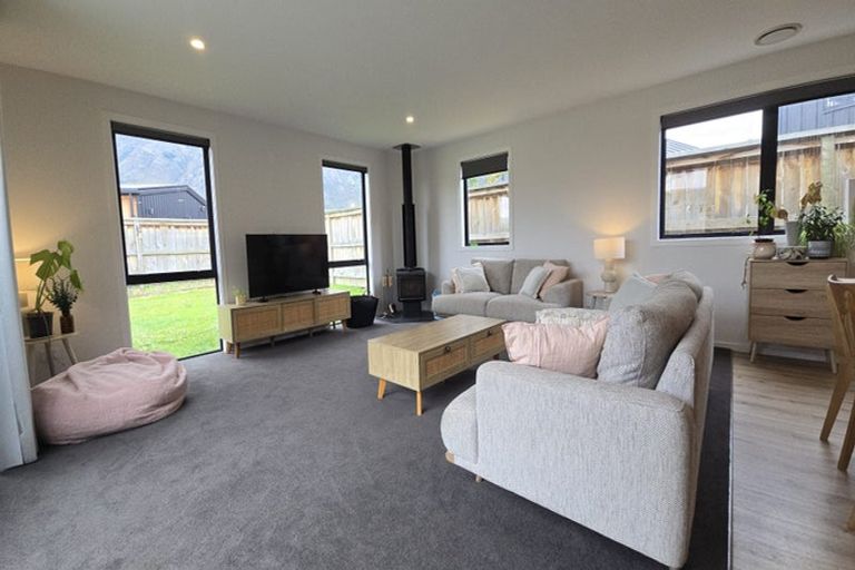 Photo of property in 33 Drysdale Road, Jacks Point, 9371