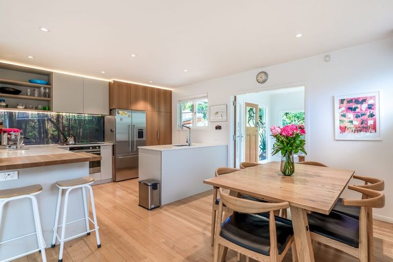 Photo of property in 9 Raroa Terrace, Waiatarua, Auckland, 0604