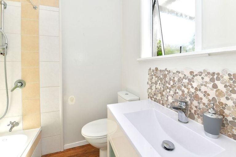 Photo of property in 3 Red Beach Road, Red Beach, 0932