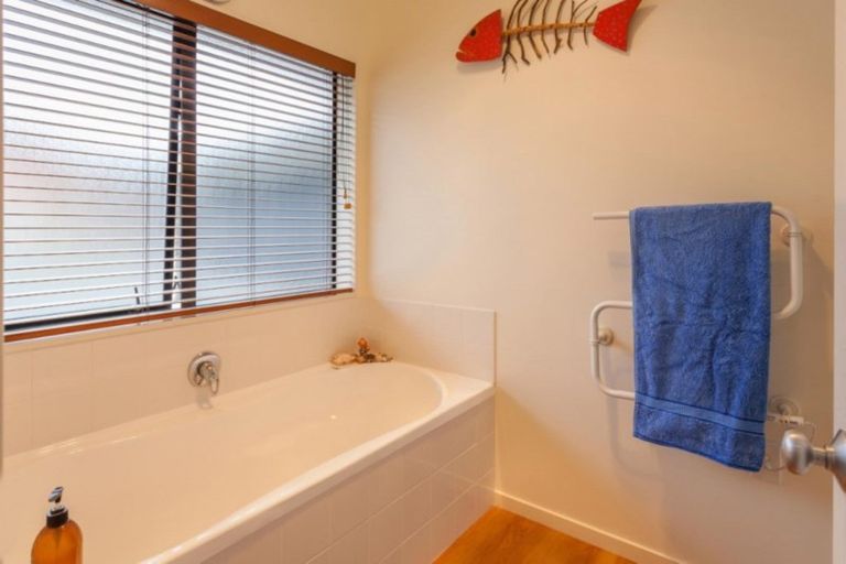 Photo of property in 2 Governors Heights, Whangamata, 3620