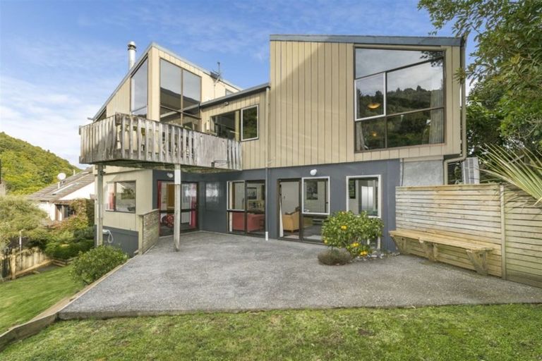 Photo of property in 72 Amapur Drive, Khandallah, Wellington, 6035