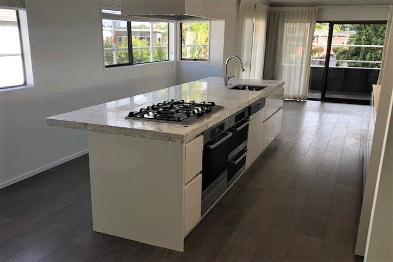 Photo of property in 7 Puawai Place, Northcote, Auckland, 0627