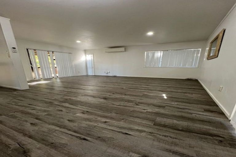Photo of property in 28 Claverdon Drive, Massey, Auckland, 0614