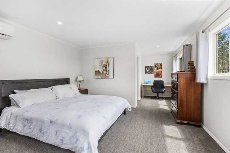 Photo of property in 11 Wilmshurst Place, Tawa, Wellington, 5028