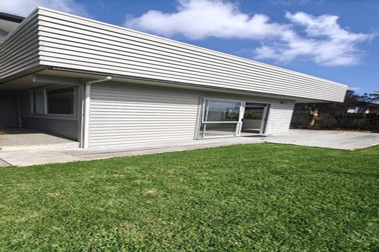 Photo of property in 15 Burnside Court, Rosedale, Auckland, 0632