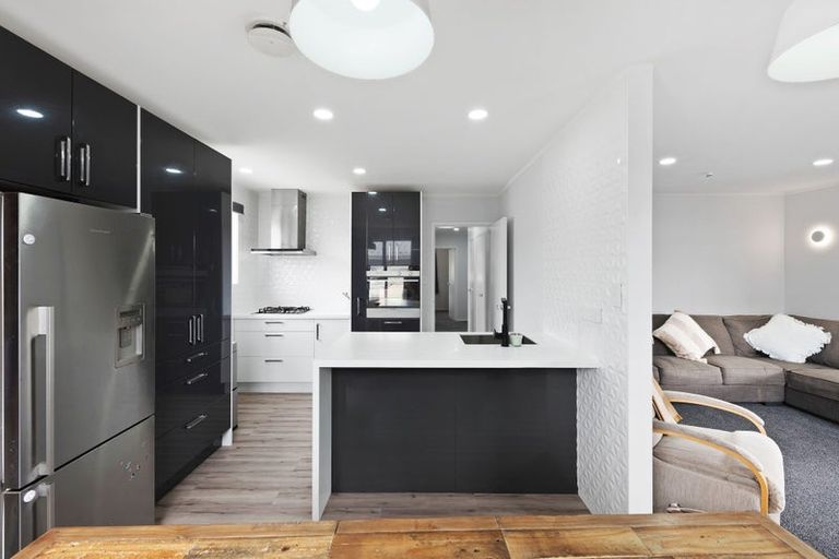 Photo of property in 6 Hamblyn Place, Ranui, Auckland, 0612