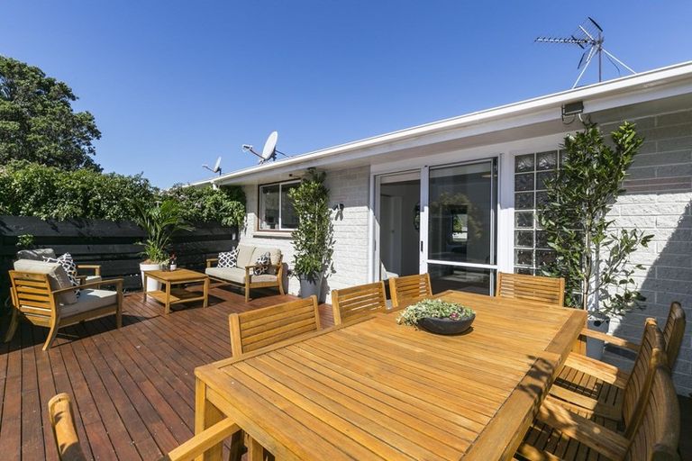 Photo of property in 35 Akaroa Drive, Maupuia, Wellington, 6022