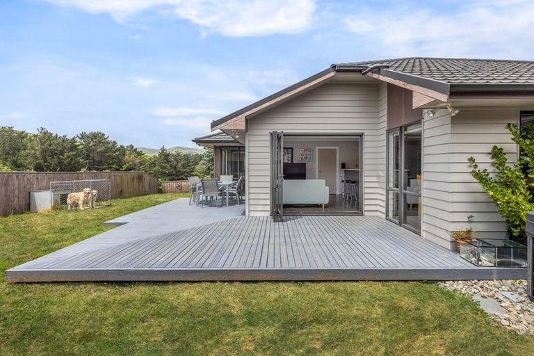 Photo of property in 10 Tararua Close, Aotea, Porirua, 5024