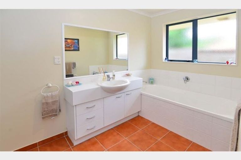 Photo of property in 50 Serene Place, Gulf Harbour, Whangaparaoa, 0930