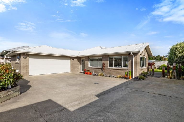 Photo of property in 2 Rayner Way, Glen Avon, New Plymouth, 4312