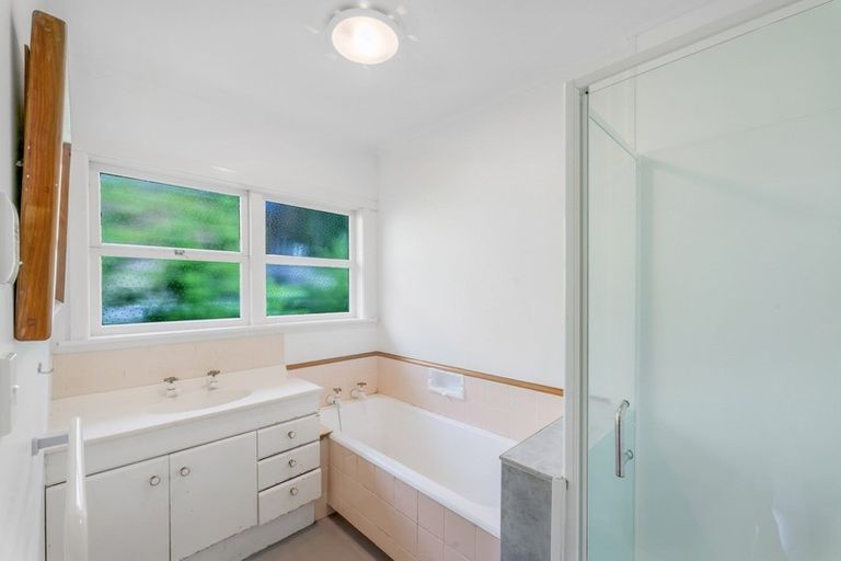 Photo of property in 122 Sandspit Road, Shelly Park, Auckland, 2014