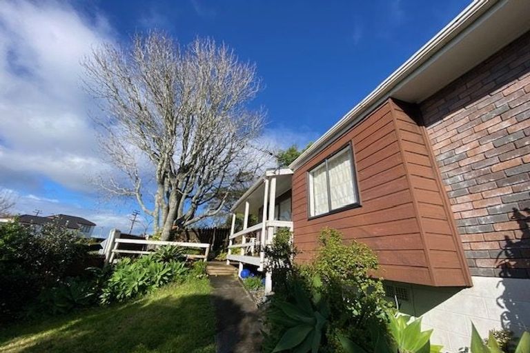 Photo of property in 2/138 Sunset Road, Unsworth Heights, Auckland, 0632