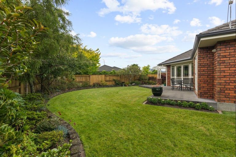 Photo of property in 6 La Lena Grove, Fitzherbert, Palmerston North, 4410