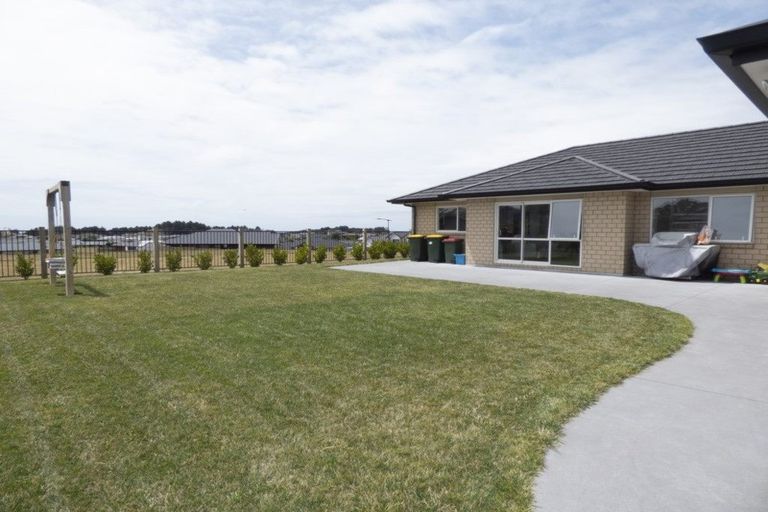 Photo of property in 12 Oakmont Crescent, Waiwhakaiho, New Plymouth, 4312