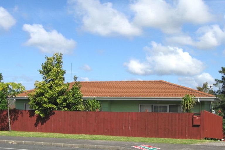 Photo of property in 2/10 Benchmark Drive, Massey, Auckland, 0614