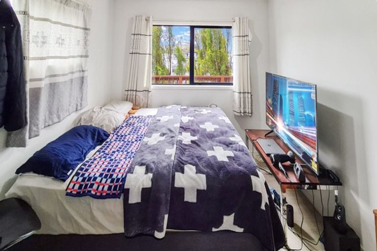 Photo of property in 9 Ngatoa Place, Glenfield, Auckland, 0629