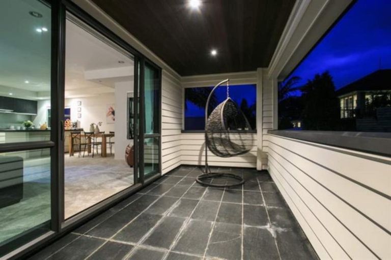 Photo of property in 158b East Coast Road, Forrest Hill, Auckland, 0620