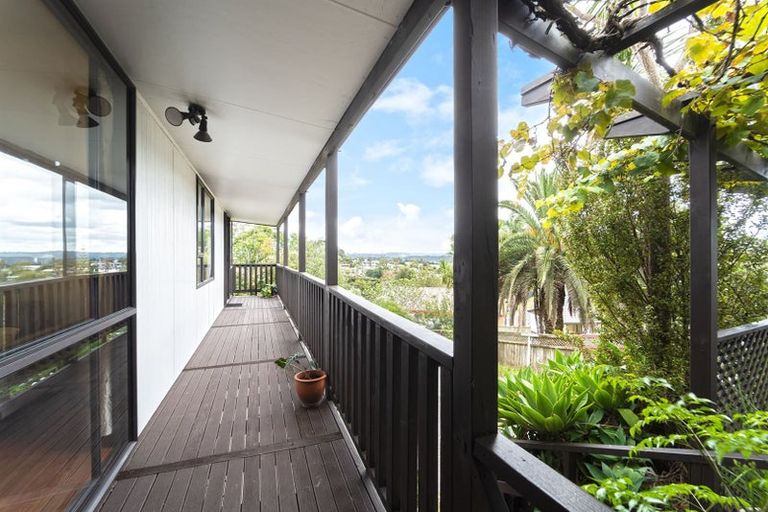 Photo of property in 2/28 Exeter Place, Unsworth Heights, Auckland, 0632