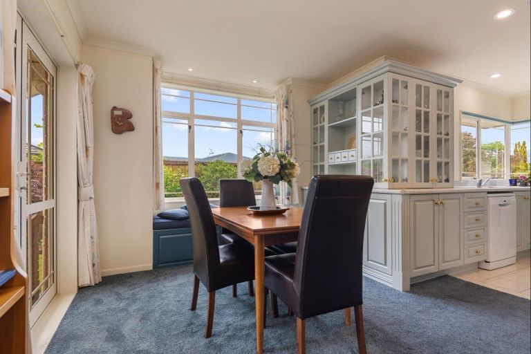 Photo of property in 6 La Lena Grove, Fitzherbert, Palmerston North, 4410