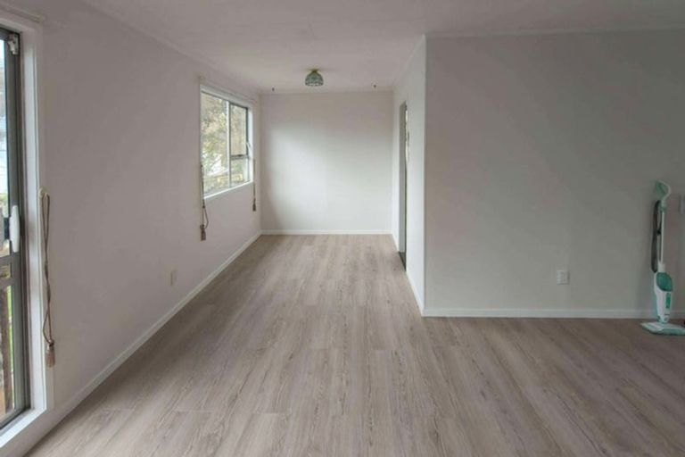 Photo of property in 10 Mile Place, Henderson, Auckland, 0612
