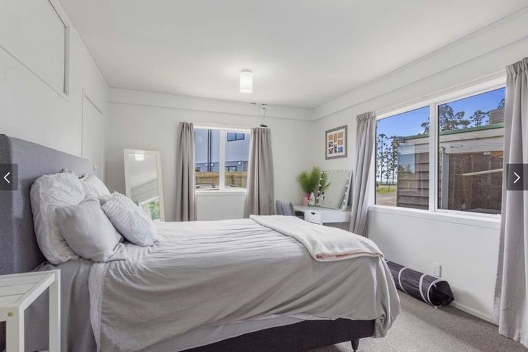 Photo of property in 2/111 Hobsonville Road, West Harbour, Auckland, 0618