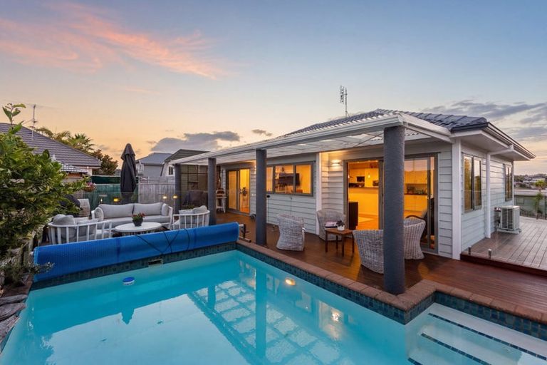 Photo of property in 1/66 Browns Bay Road, Rothesay Bay, Auckland, 0630