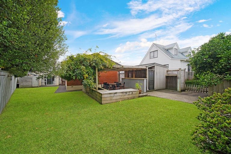 Photo of property in 1/28 Fairdale Place, Birkdale, Auckland, 0626