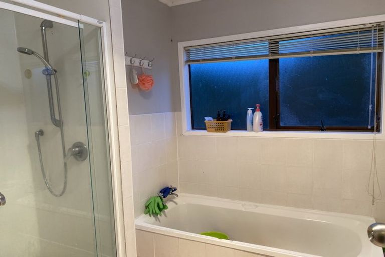 Photo of property in 43 Deverell Place, Northcross, Auckland, 0632