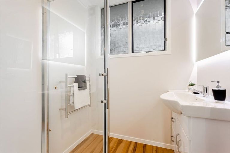 Photo of property in 7 Serwayne Place, Sunnyvale, Auckland, 0612