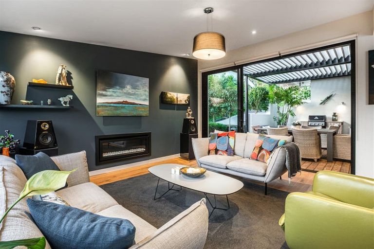 Photo of property in 2a Peter Terrace, Castor Bay, Auckland, 0620