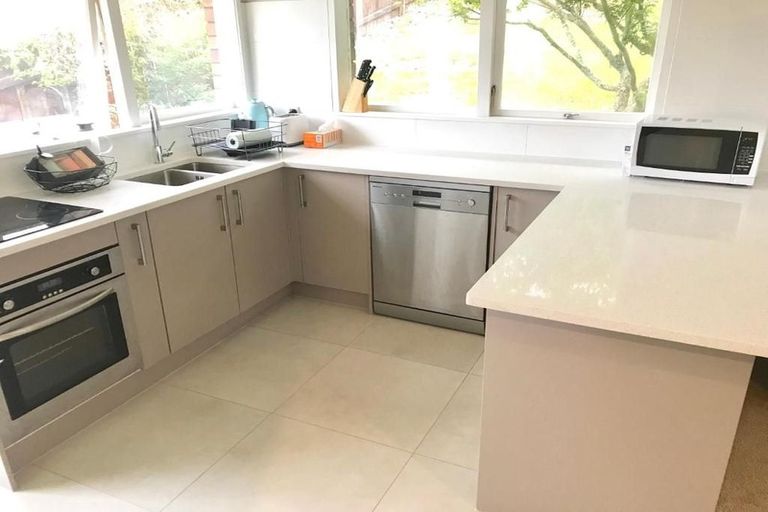 Photo of property in 2/5 Keldale Place, Forrest Hill, Auckland, 0620