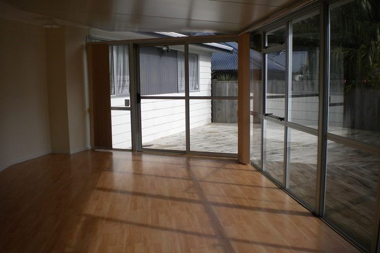 Photo of property in 100 Kemp Road, Massey, Auckland, 0614